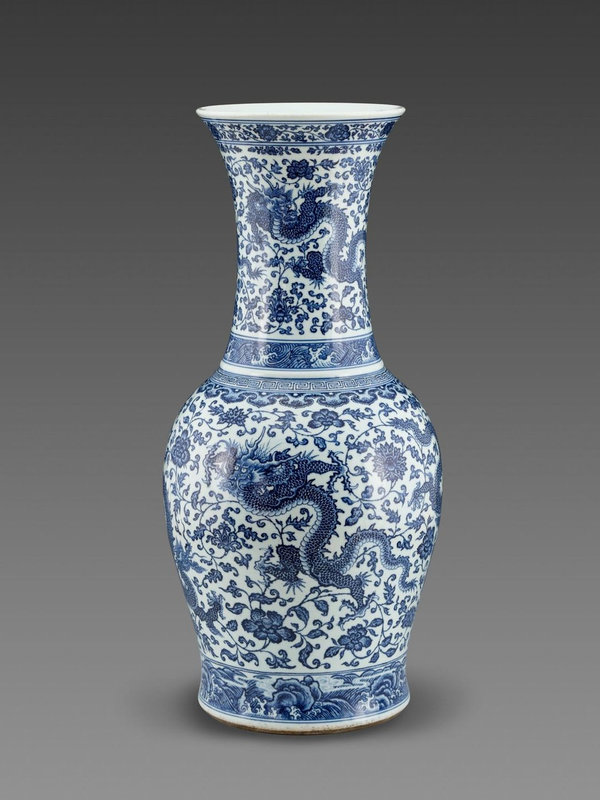Jingdezhen kiln blue and white floral vase with dragon, Qing dynasty, Yongzheng reign (1723-1735)