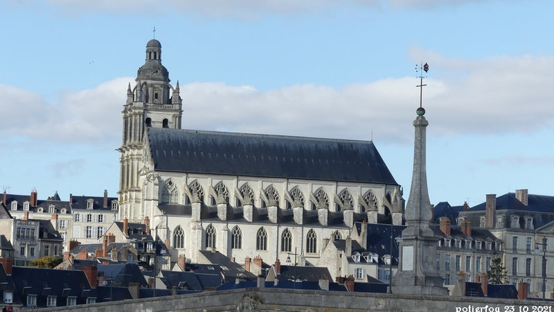 Blois , cathédrale vue du pont Jacques Gabriel