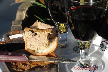 Que faire avec des foies de lapin ? Une petite terrine à déguster à l’apéro recettes entrees Terrine aux foies de volailles confits & noisettes grillées