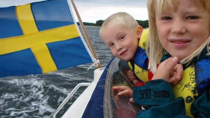 ob_7c7053_enfants-suedois-sur-un-bateau