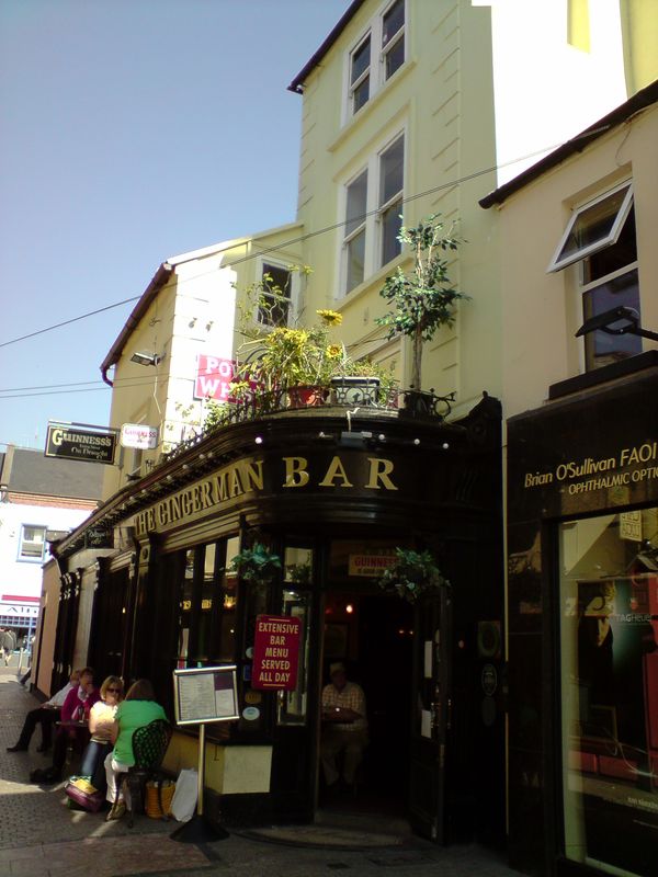 Un autre petit bar, au coin du Square