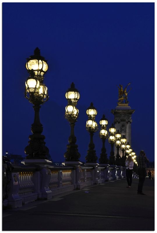 Paris_pont_Alexandre_III_perspective_nuit
