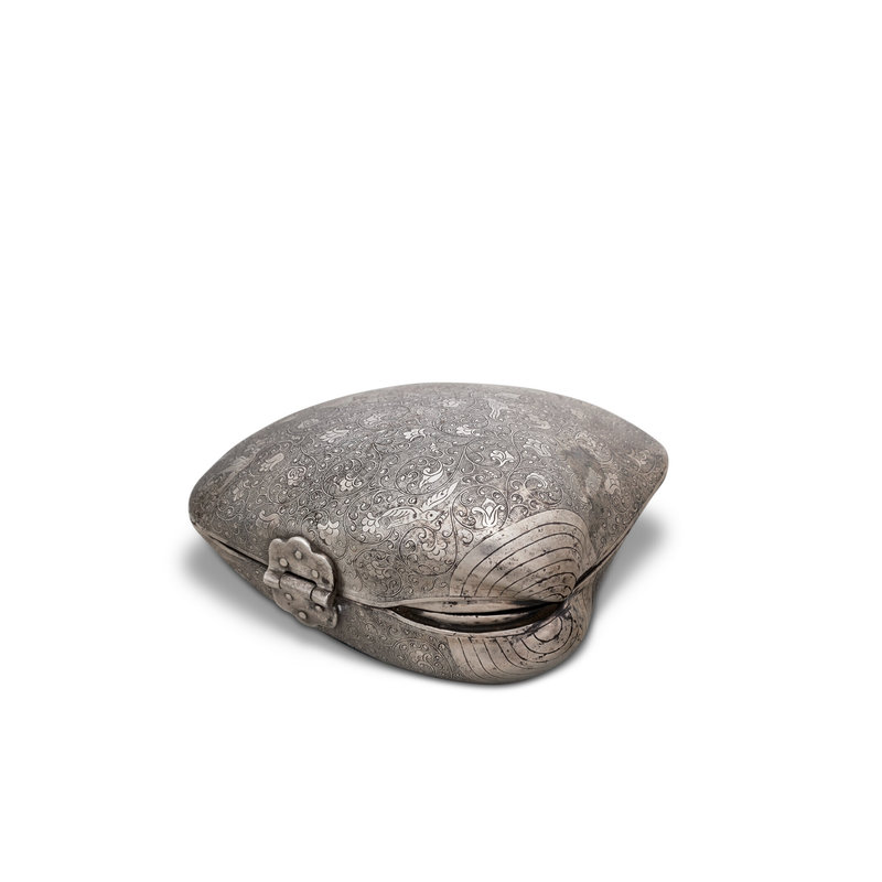 2023_NYR_20461_0811_002(a_very_rare_large_and_finely_chased_silver_shell-form_box_tang_dynasty052115)