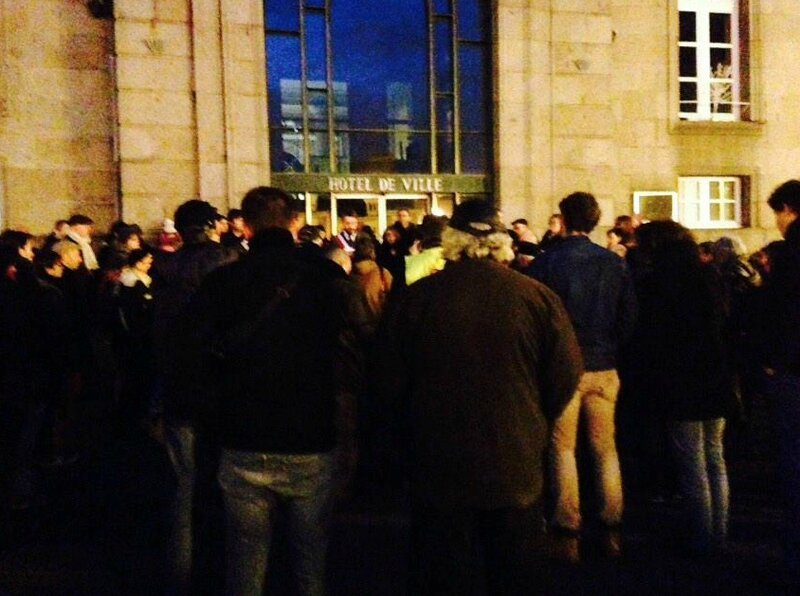 Avranches rassemblement Charlie Hebdo hommage 7 janvier 2015