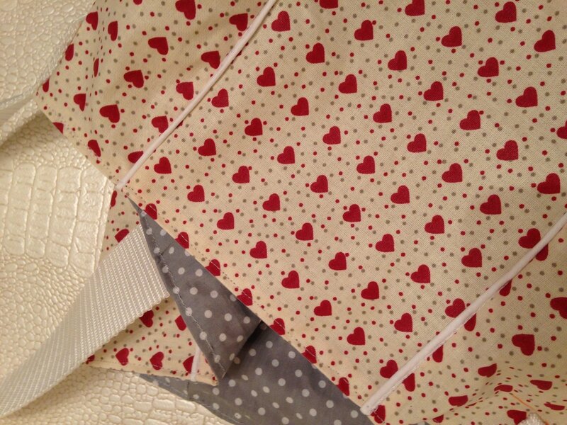 sac cabas modele mes petites coutures coton enduit fond creme avec coeurs rouges minis pois gris et rouges et coton fond gris clair à petits pois blancs et passepoil blanc 6