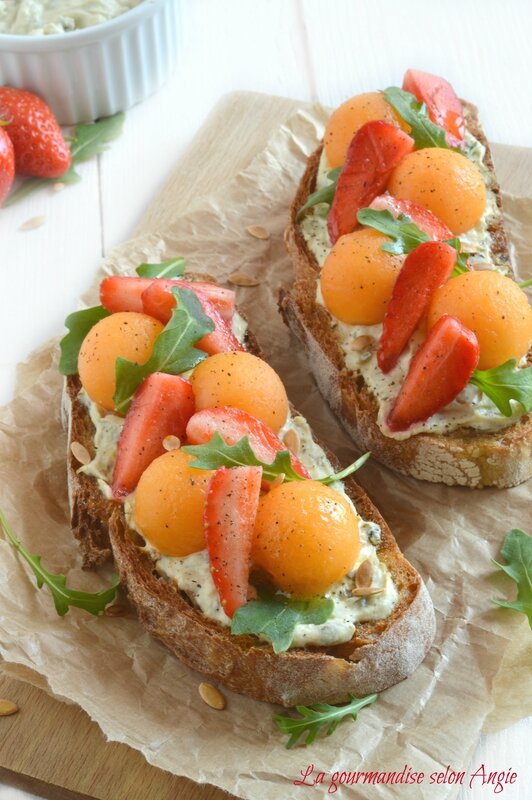 tartines végétales fraise melon ail et fines herbes soy