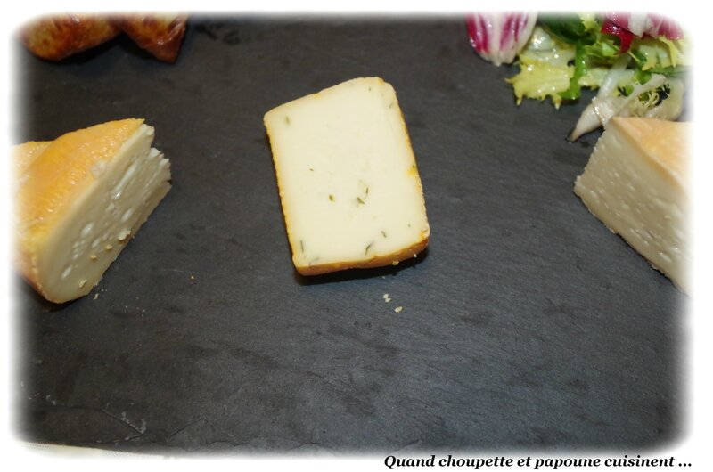 pommes de terre soufflées, salade verte et fromages-3751
