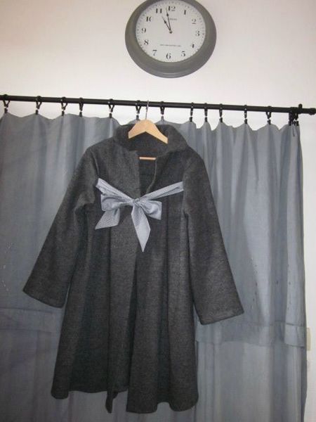 Manteau en laine bouillie grise chinée noué d'un lien de coton gris à petits pois blanc (1)