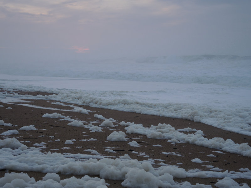 Anglet, plage des Dunes, écume et océan, décembre 2023