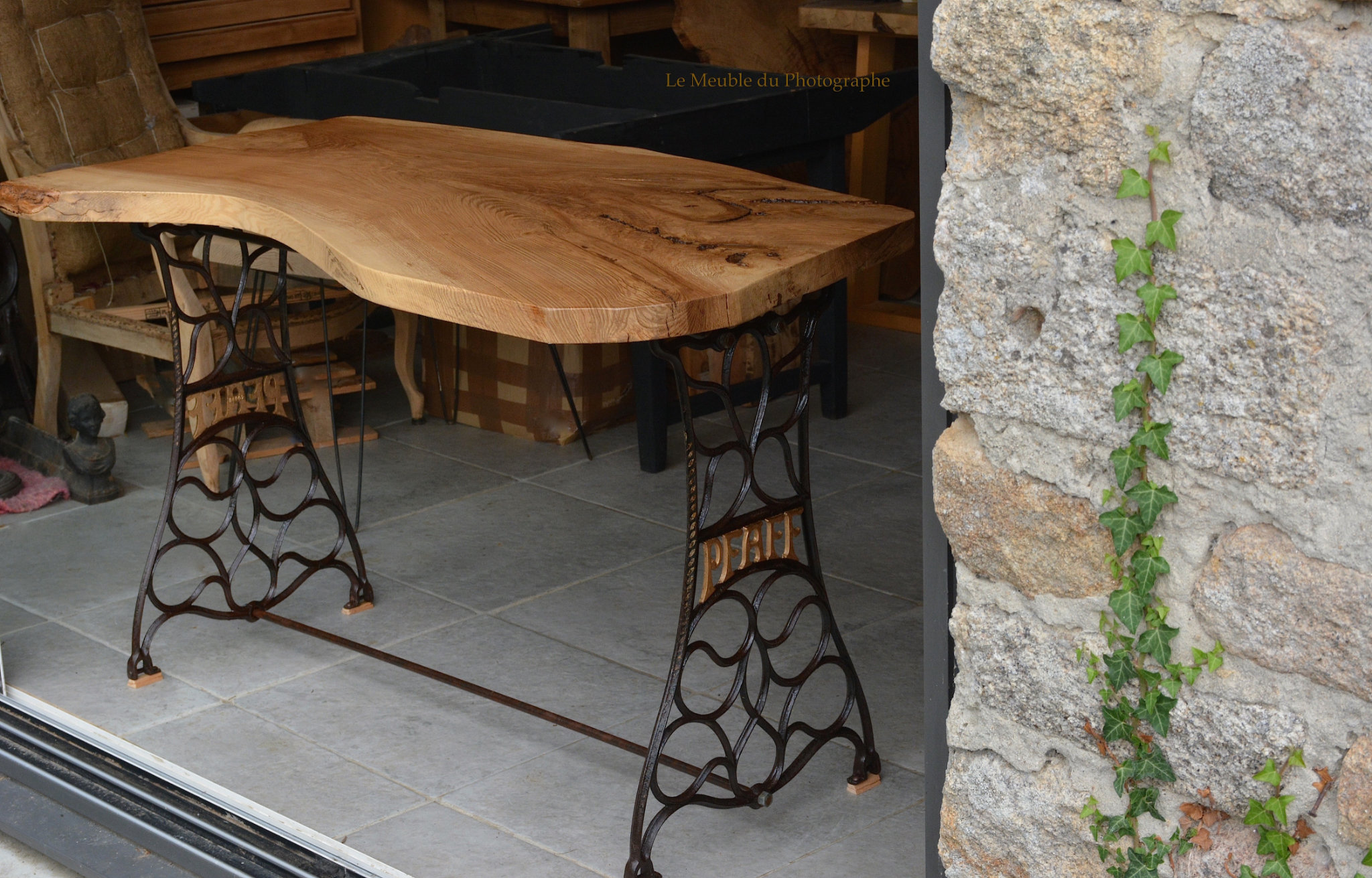 Bureau bois sur pieds machine à coudre