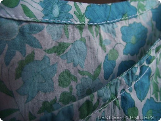 Détail col blouse bleue et blanche