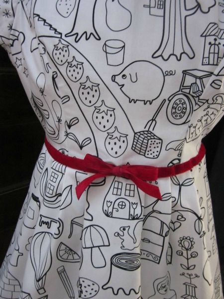 Robe en coton blanc imprimé dessins enfantins noirs colorisés de rouge avec haut à découpes princesse et jupe plissée réhaussée d'une ceinture de ruban de velours rouge - taille 36 (3)