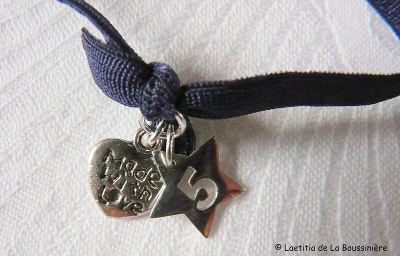 Bracelet d'allaitement (ourson en nacre, mini médaille coeur évidé et étoile 5 - détails)