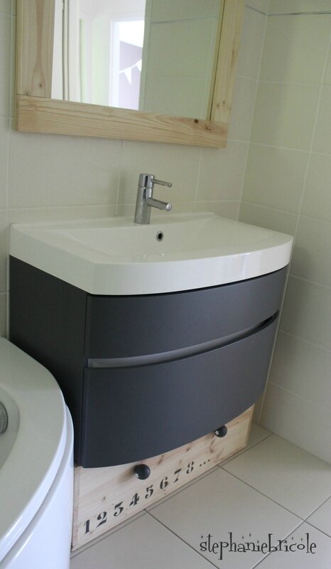 une caisse de rangement sous vasque DIY