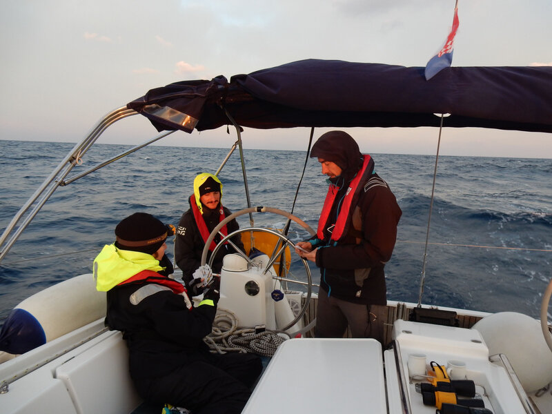 Le quart joue aux cartes au lever du soleil, à l'ouest de Dugi Otok, jeudi 29 octobre 2020