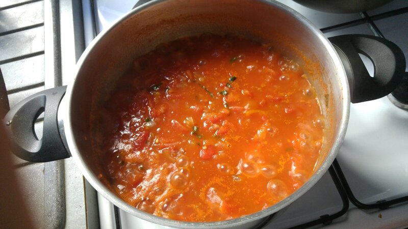 sauce tomate dans casserole