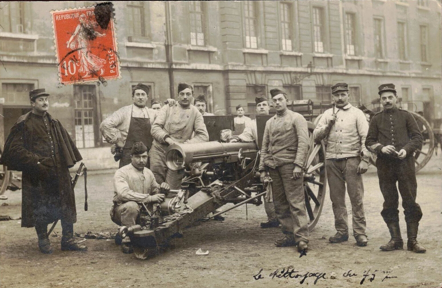 Rouen, caserne Jeanne d'Arc, 43e RAC, nettoyage d'une pièce de 75, janvier 1911