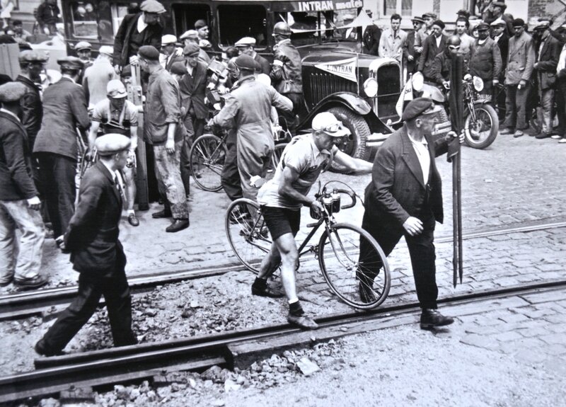 TOUR DE FRANCE 1934 HIRSON passage à niveau