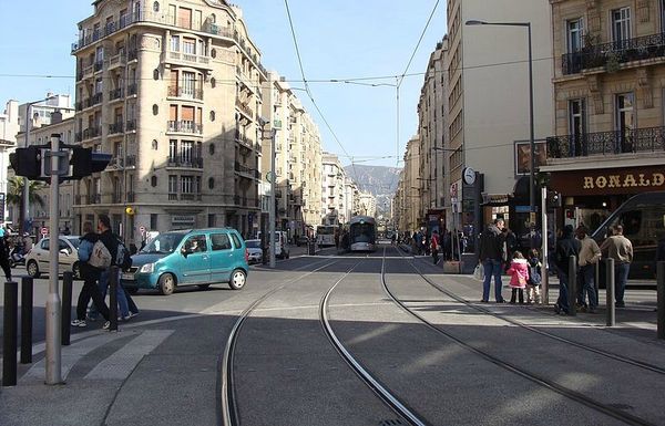 800px-Marseille-tram-5Avenues10