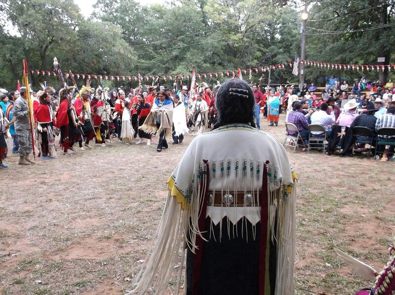Vanessa (1er plan de dos) à la cérémonie des Black Leggings Kiowa Warriorss