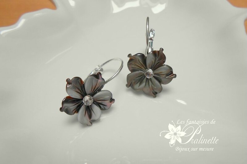 dormeuses-boucles-d-oreilles-mariage-fleurs-de-nacre-grises-3