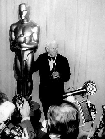 Charlie_Chaplin_Oscar_Award