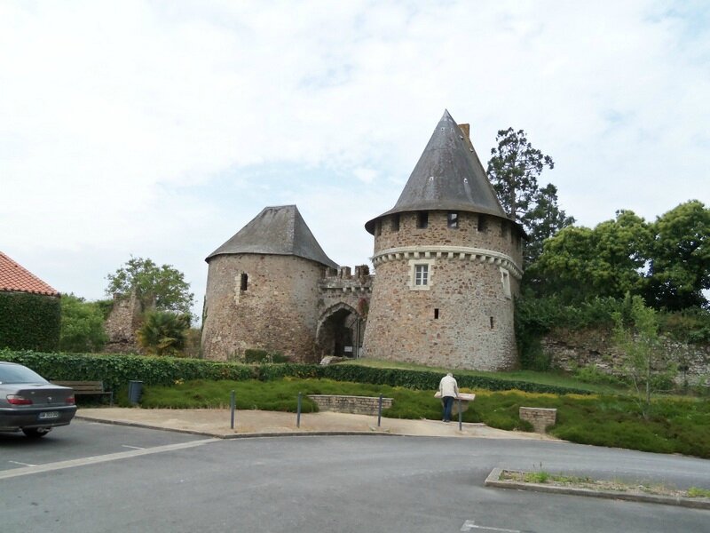 Ruine-château-Chanzeaux1