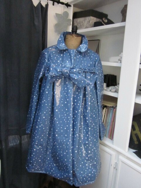 Ciré en coton enduit bleu parsemé d'étoiles - fermeture par noeud sur le devant (2)