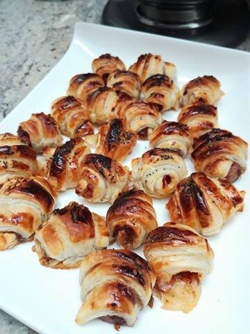 mini croissant mousse de canard,confit d'oigons/tomate séche mozzarella !