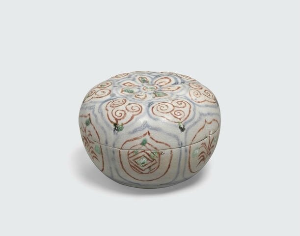 A small covered box with intricately painted underglaze blue and polychrome designs, Lê dynasty, 15th-16th century