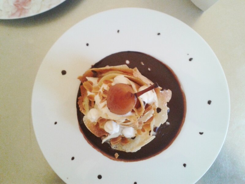 crêpes aux poires caramélisées au four et à la sauce au chocolat (du chef Custos)