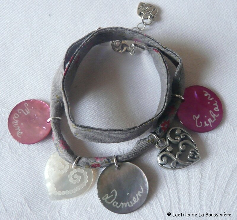 Bracelet double tour sur ruban 3 médailles en nacre, 1 coeur en nacre et 1 coeur en métal