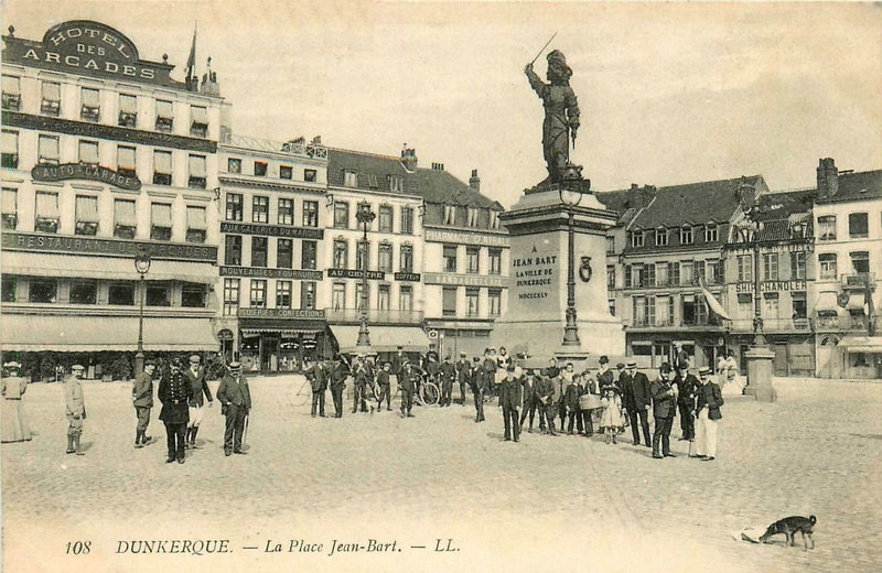 CPA Dunkerque Place des Arcades