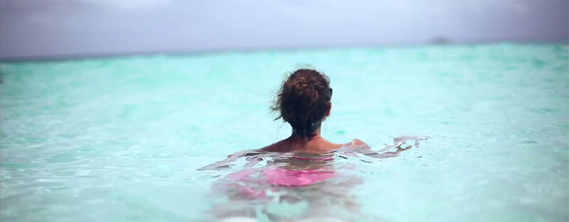 femme-seychelles-mer-nage