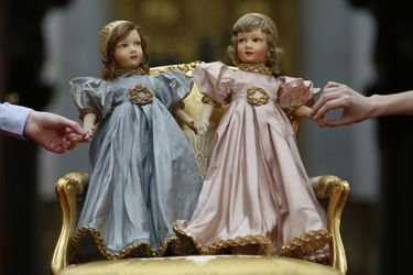 Des-poupees-parisiennes-de-la-reine-Elizabeth-celle-de-gauche-et-sa-soeur-la-Princesse-Margaret