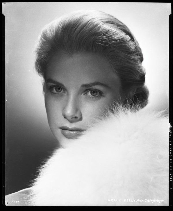 fur_white-portrait-1954-grace_kelly-by_virgil_apger-1