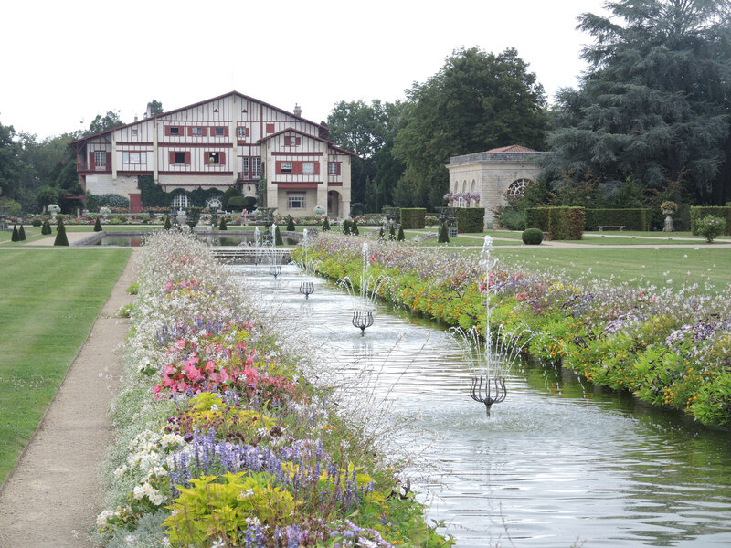 Cambo-les-Bains, villa Arnaga, canal et villa (64)