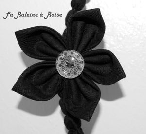 fleur japonaise noir coeur bouton blanc collier tissu réduit