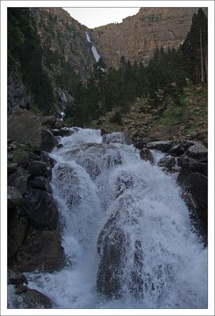 Ordesa_cascade_torrent_montee