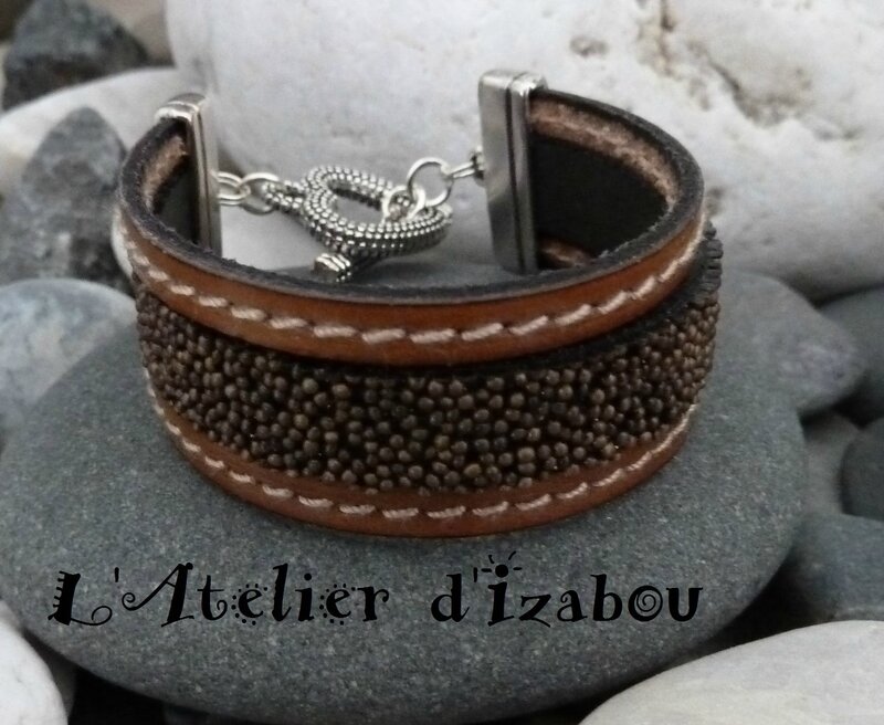 P1150150 Bracelet large enfant fille cuir caviar marron et cuir cousu marron, fermoir coeur strié