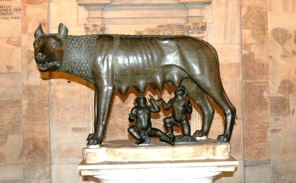 Capitole romain et musee romain, louve nourriissant Romulus et Remus 054a