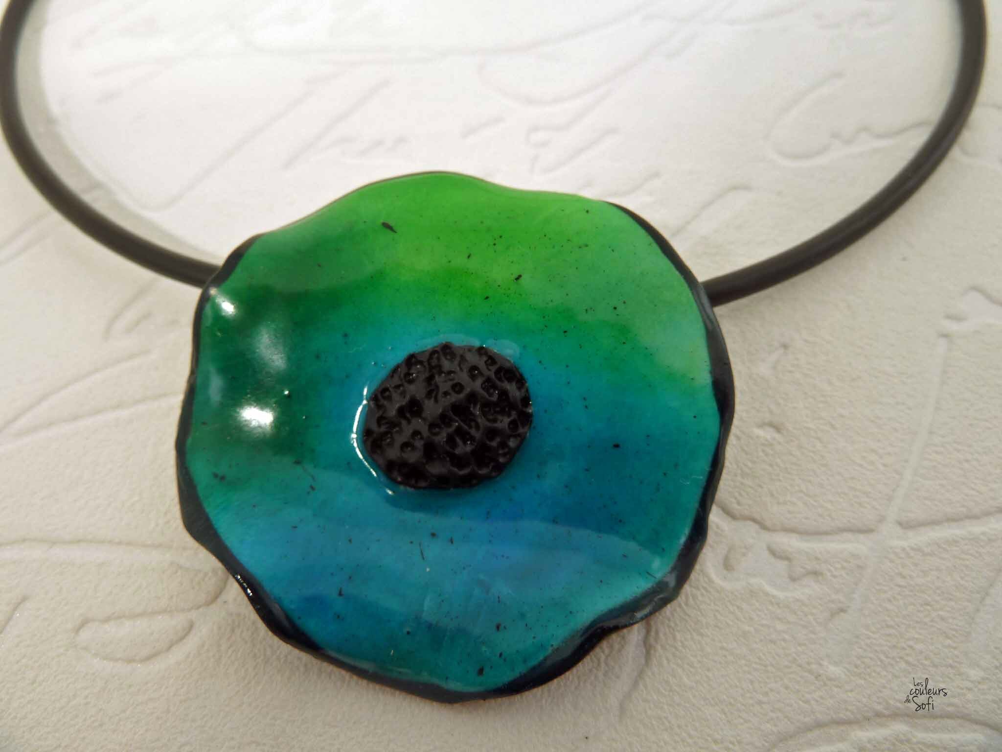 collier coquelicot bleu