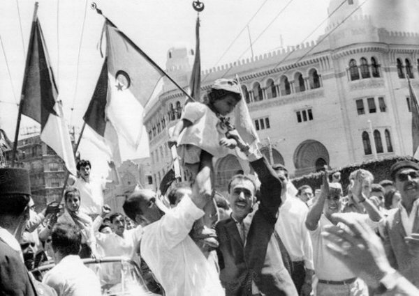 3_juillet_1962_manifestation_de_liesse_apres_la_proclamation_d_independance_de_l_algerie_ratifiee_par_referendum_en_france_puis_enfin_en_algerie_le_1er_juillet