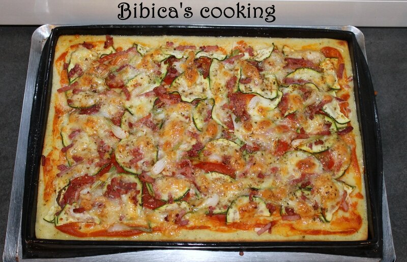 Comme une pizza à la semoule de blé, légumes et bacon haut