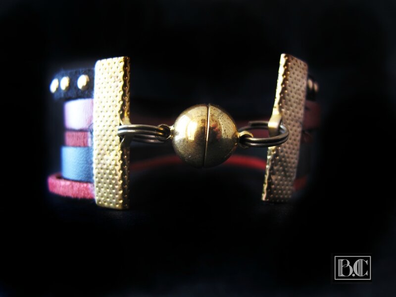 Bracelet manchette cuir noir rouge medaillon bronze doré effet craquelé arrière
