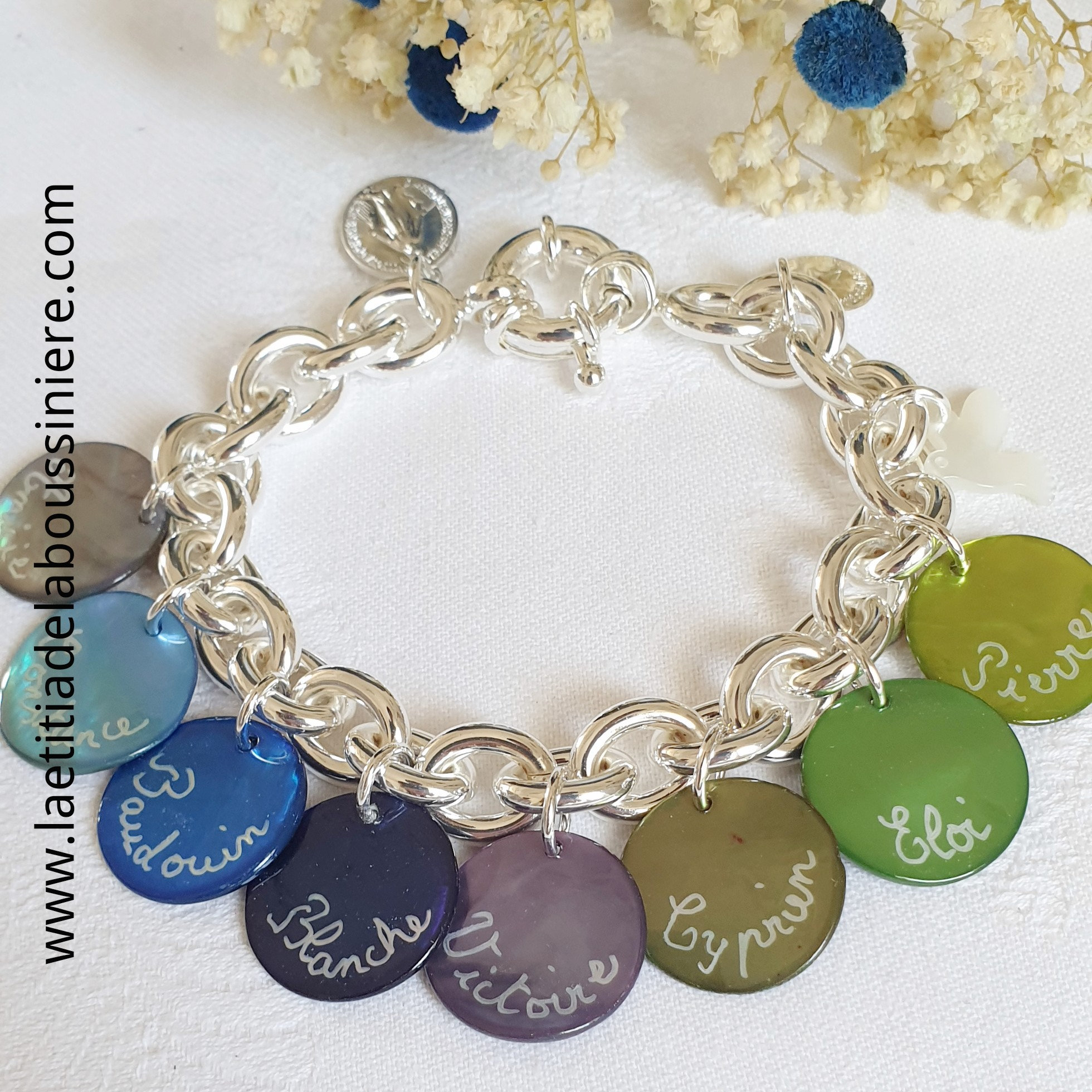 Bracelet personnalisé sur chaîne gros maillons ovales plaqué argent avec 8 médailles en nacre gravées