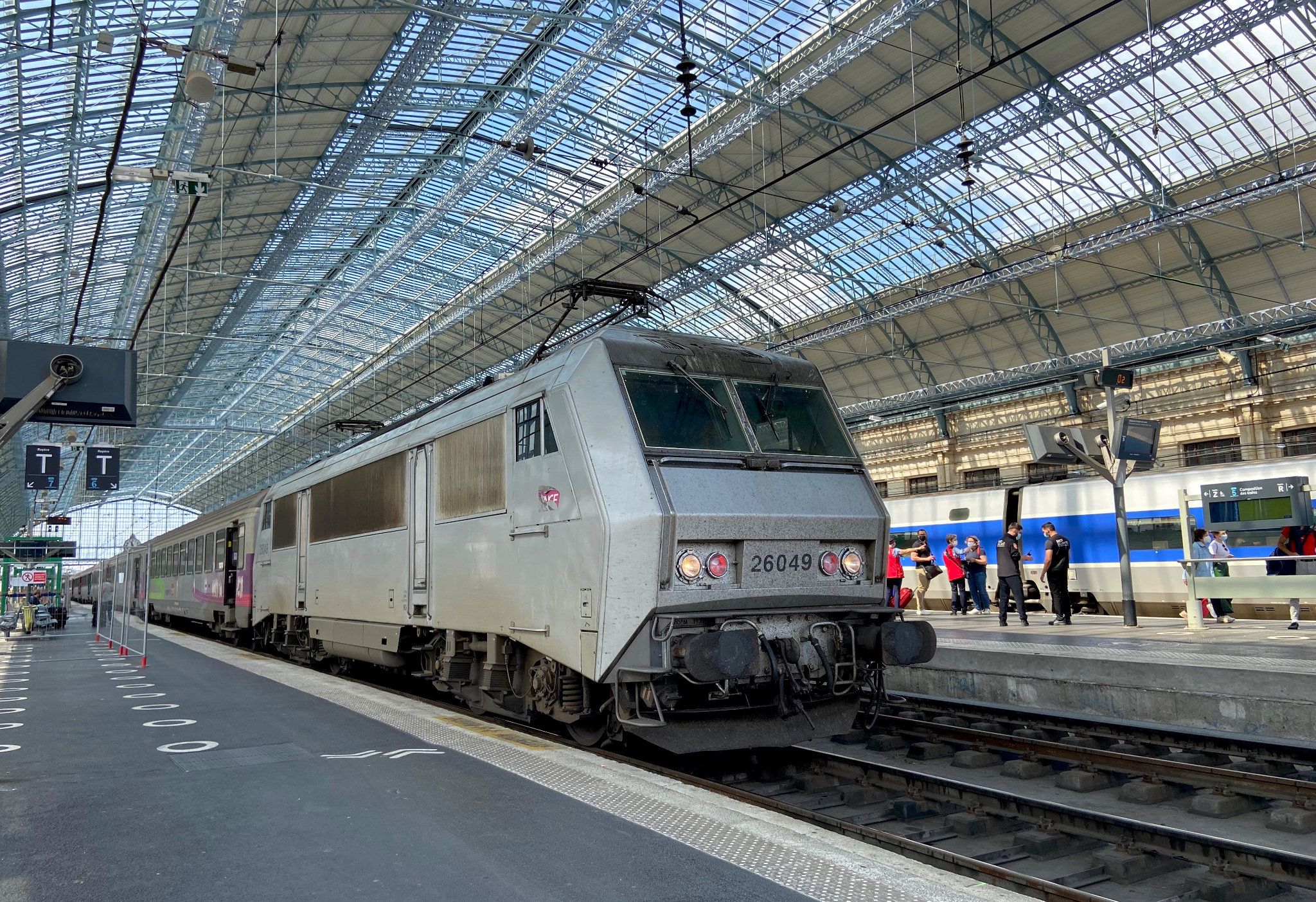 BB 26049 grise, IC Marseille-Bordeaux à son terminus