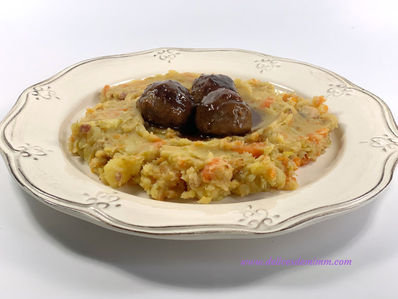 Stoemp poireau-carotte et boulettes de viande en sauce