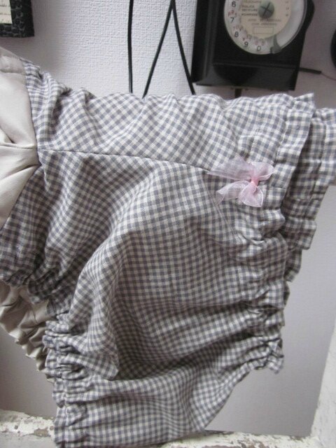 Culotte BIANCA en coton vichy gris - Coton vichy gris et coton uni beige dans le dos - noeud de mousseline rose devant et sur les fesses (7)