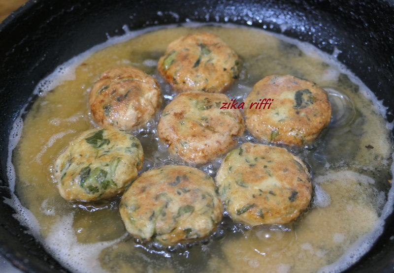 kefta poulet épinards frites en sauce tomate à l'ail